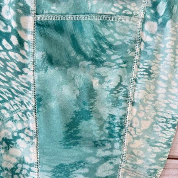 Chico’s Zenergy Mint Green & Cream Animal Print High Waist Performance Leggings - Picture 7 of 9